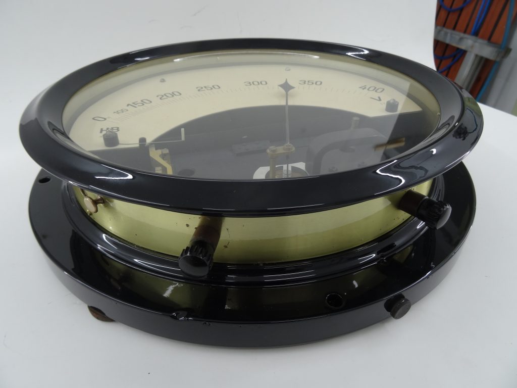 Ein Voltmeter Messgerät wird wieder neuwertig