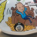 Aufwendiges Comic Design auf Arai GP 6 S