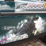 Windhundportraits auf Lada Autotüren