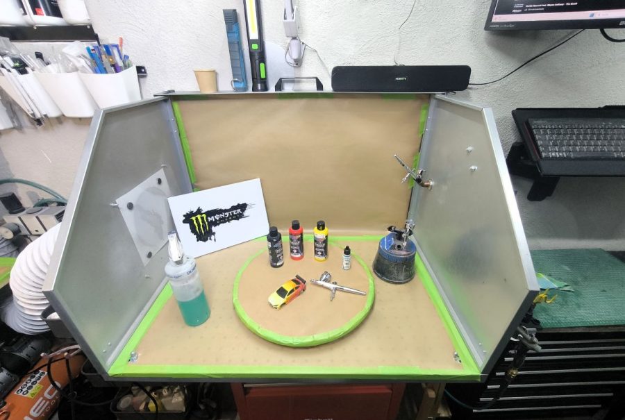 Hauptarbeitsplatz mit Absaugung für Airbrush und Lackierung